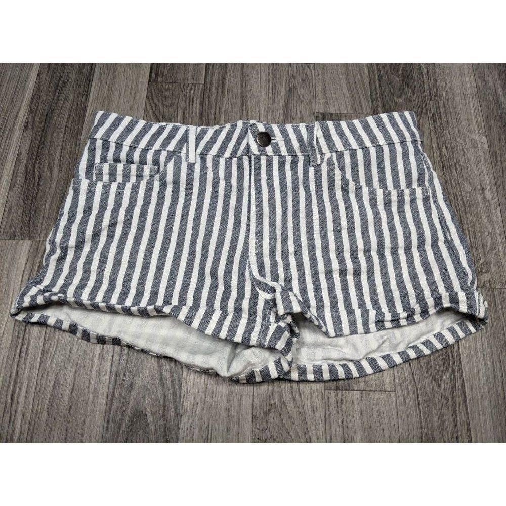 (3/$35)‎ H&M Womens Size 4 Pockets Cuffed Grey White Striped Shorts